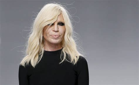 perche donatella versace si e ridotta cosi|«Donatella si nasce»: Donatella Versace è la protagonista del .